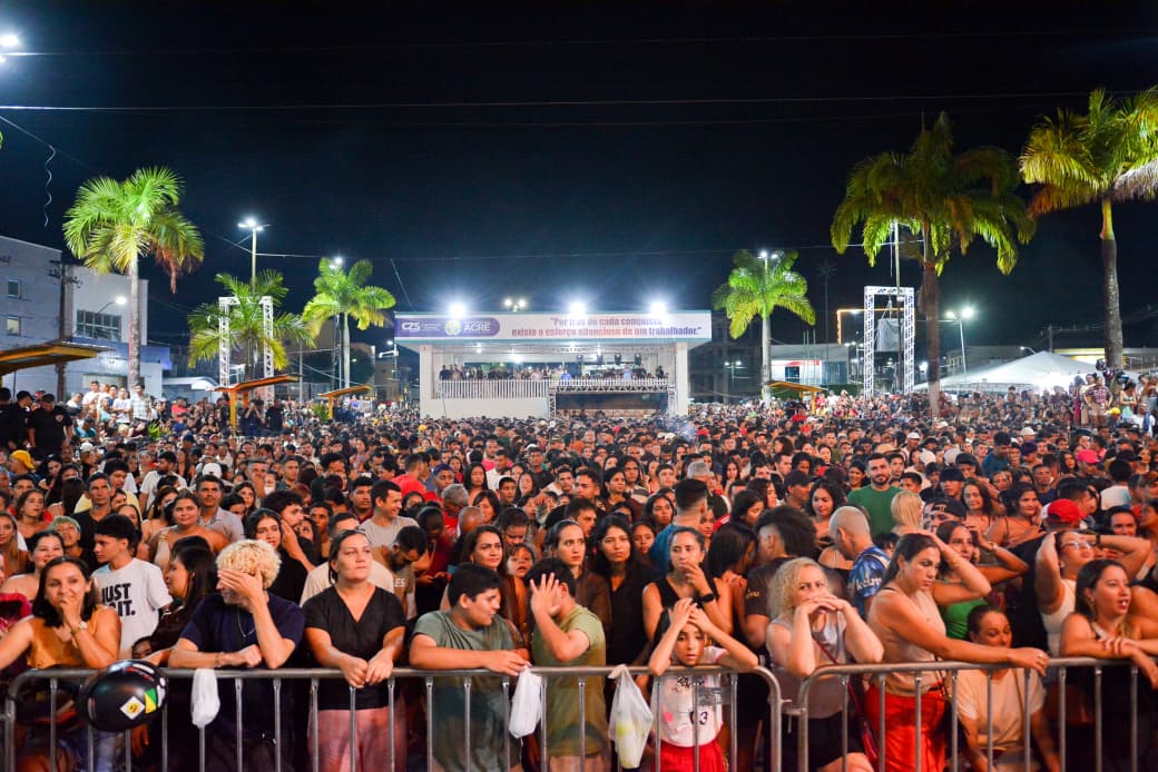 Festa do Trabalhador: multidão na praça de Cruzeiro do Sul para show de Joelma Festa do Trabalhador: multidão na praça de Cruzeiro do Sul para show de Joelma