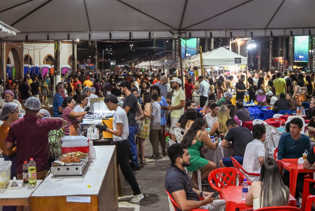 Festa do Trabalhador: multidão na praça de Cruzeiro do Sul para show de Joelma Empreendedorismo foi um dos destaques do evento