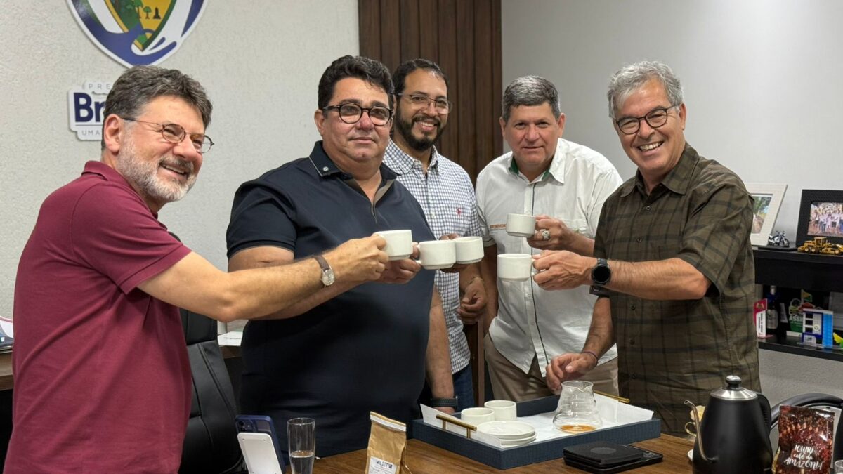 Jorge Viana é recebido por Carlinhos do Pelado e prepara café para prefeito