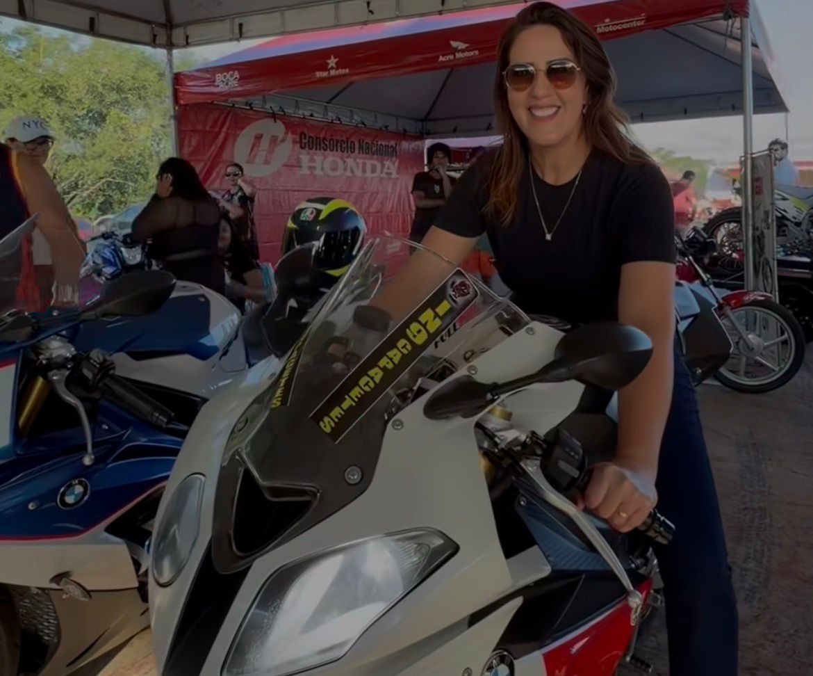 Kelen Bocalom 'corta giro' em moto e rouba a cena no Moto Fest Kelen Bocalom ‘corta giro’ em moto e rouba a cena no Moto Fest