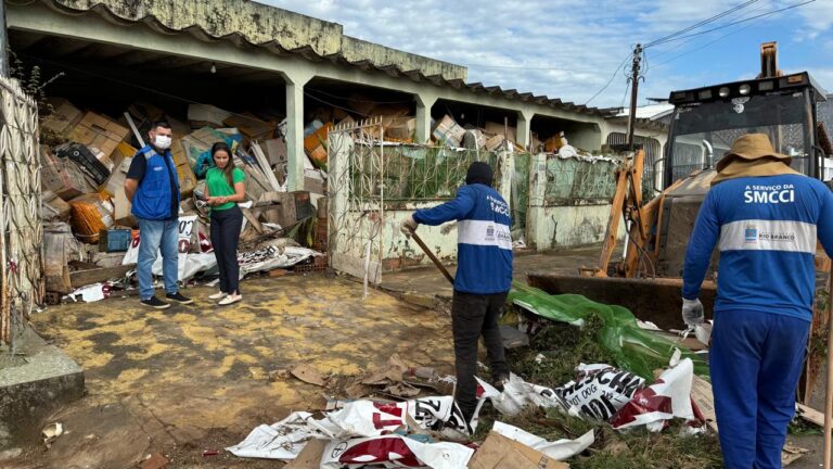 Prefeitura inicia limpeza na casa de idoso acumulador após decisão judicial Prefeitura inicia limpeza na casa de idoso acumulador após decisão judicial