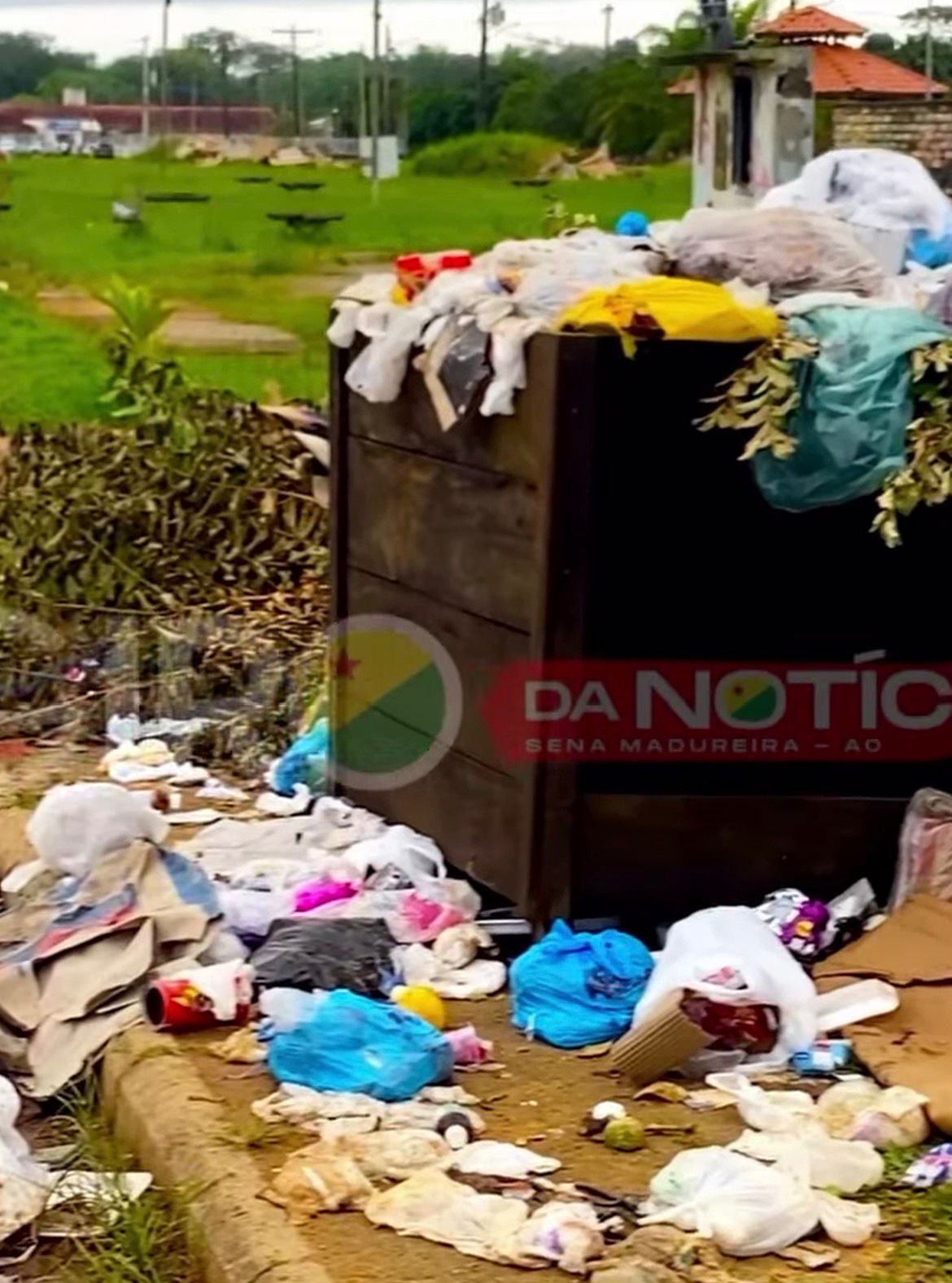 Lixo e urubus tomam conta de parquinho infantil no interior do Acre