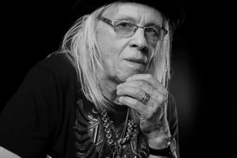O rock brasileiro está em luto. Morreu na noite desta quinta-feira (7/5), aos 73 anos, o guitarrista e compositor Luiz Carlini. O músico, que estava internado em um hospital de São Paulo, teve o falecimento confirmado pela família nas redes sociais. A causa da morte ainda não foi divulgada oficialmente.