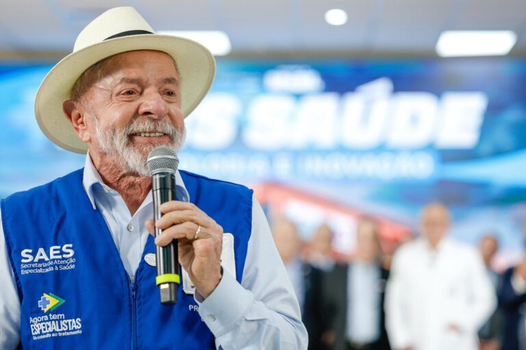 Lula ironiza escândalo do Banco Master e cita Flávio Bolsonaro em evento Lula ironiza escândalo do Banco Master e cita Flávio Bolsonaro em evento