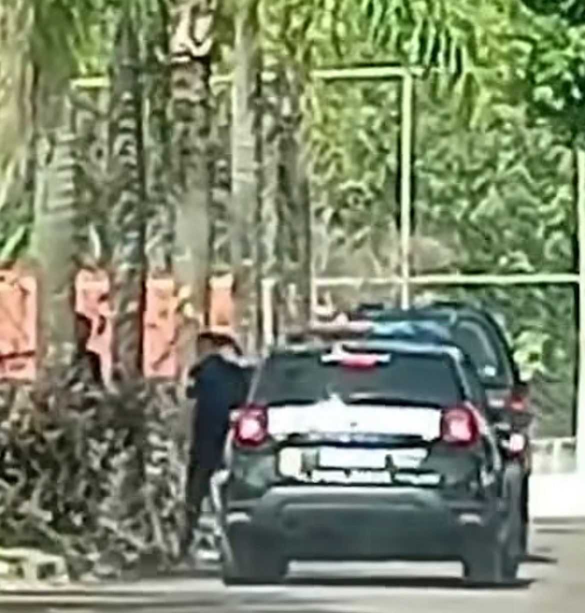 Mãe é presa após filho de 2 anos expelir camisinhas em banheiro de creche Mãe é presa após filho de 2 anos expelir camisinhas em banheiro de creche