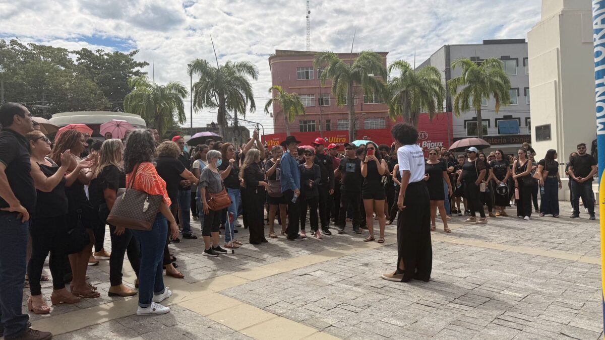 Profissionais da Educação fazem protesto após funcionárias serem mortas por aluno