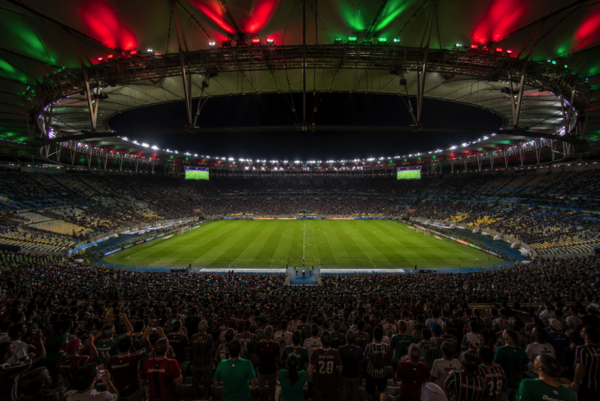 Estádio Maracanã iluminado com as cores do Fluminense para o jogo contra o Operário-PR às 21:30.