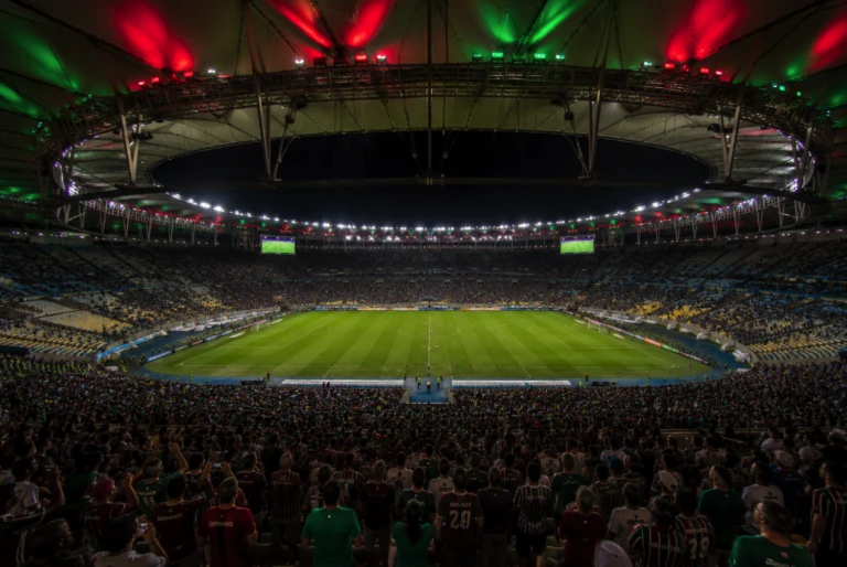 Estádio Maracanã iluminado com as cores do Fluminense para o jogo contra o Operário-PR às 21:30.