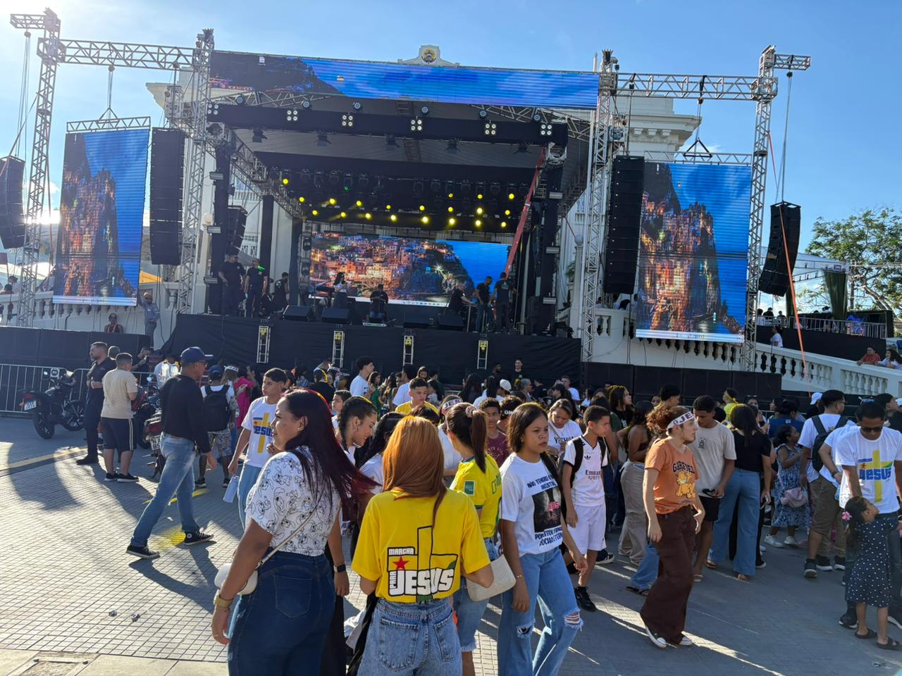 Marcha para Jesus: fiéis se concentram em frente ao Palácio Rio Branco