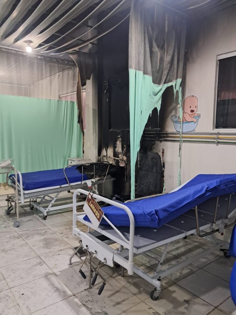 O fogo atingiu uma maca hospitalar e um sofá que estavam na unidade