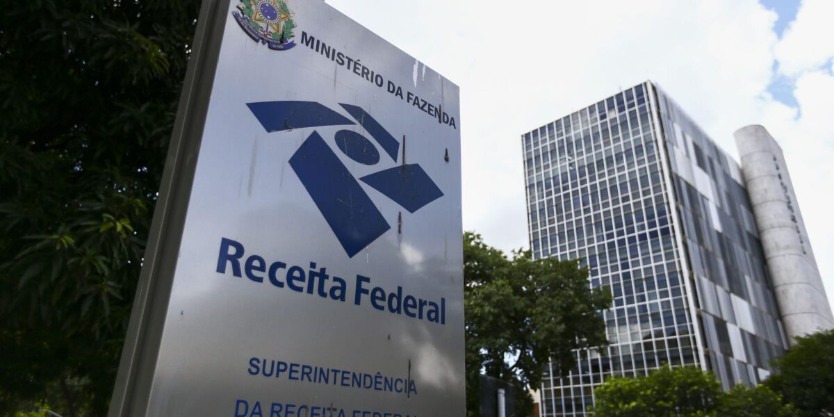 Arrecadação federal bate recorde e supera R$ 278 bilhões em abril Arrecadação federal bate recorde e supera R$ 278 bilhões em abril