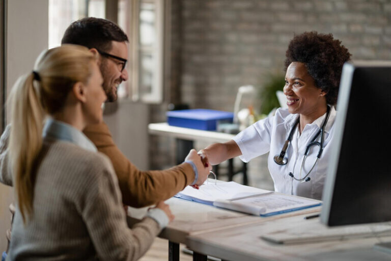 Por que o acompanhamento médico é essencial após qualquer procedimento cirúrgico