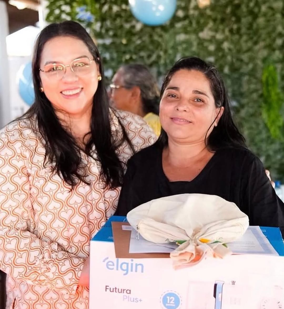 Meire Serafim entrega certificados e equipamentos em curso de corte e costura