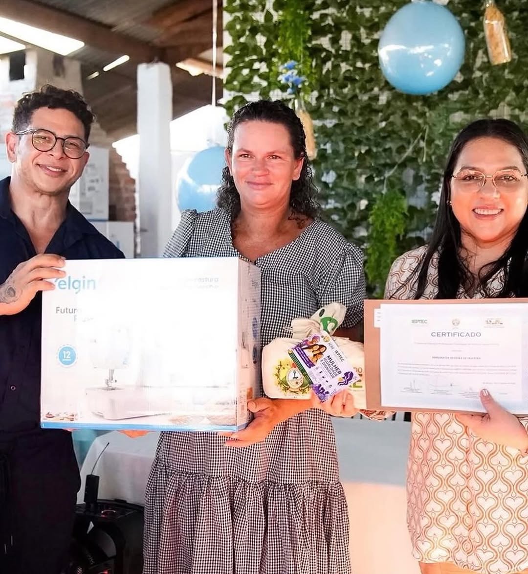 Meire Serafim entrega certificados e equipamentos em curso de corte e costura