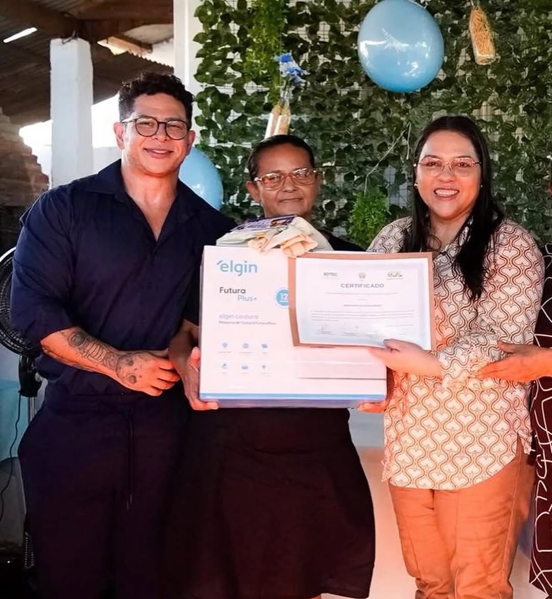 Meire Serafim entrega certificados e equipamentos em curso de corte e costura