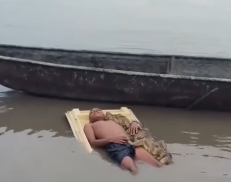 Menino entra em rio e brinca ao lado de jacaré; vídeo viraliza