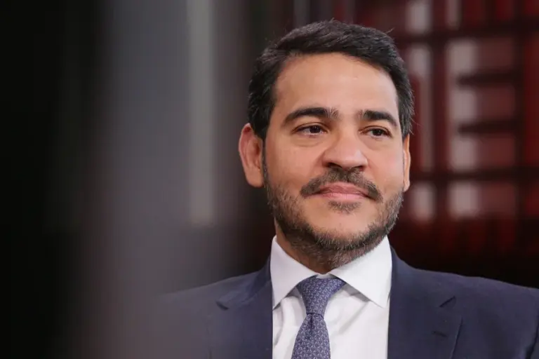 Após rejeição histórica, Jorge Messias janta com líder de Lula em Brasília