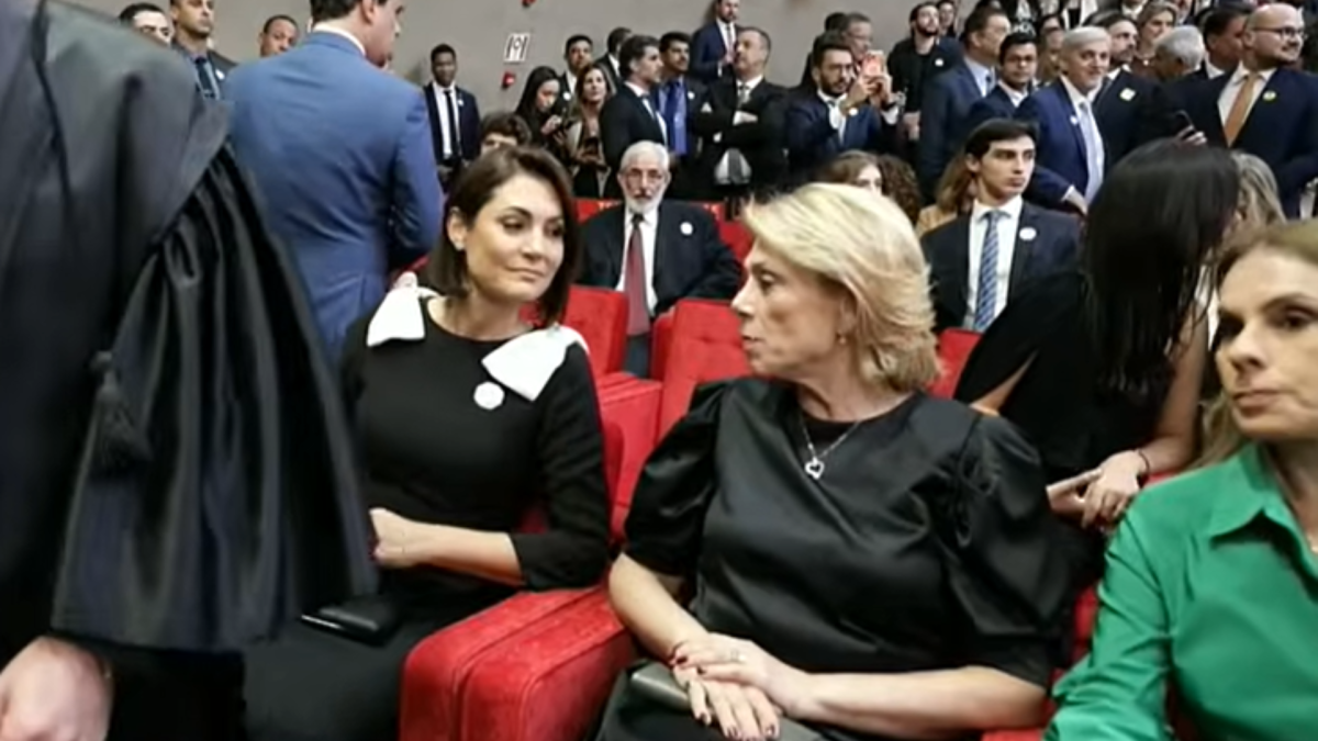 Esposa de Moraes senta ao lado de Michelle Bolsonaro em posse no TSE Esposa de Moraes senta ao lado de Michelle Bolsonaro em posse no TSE
