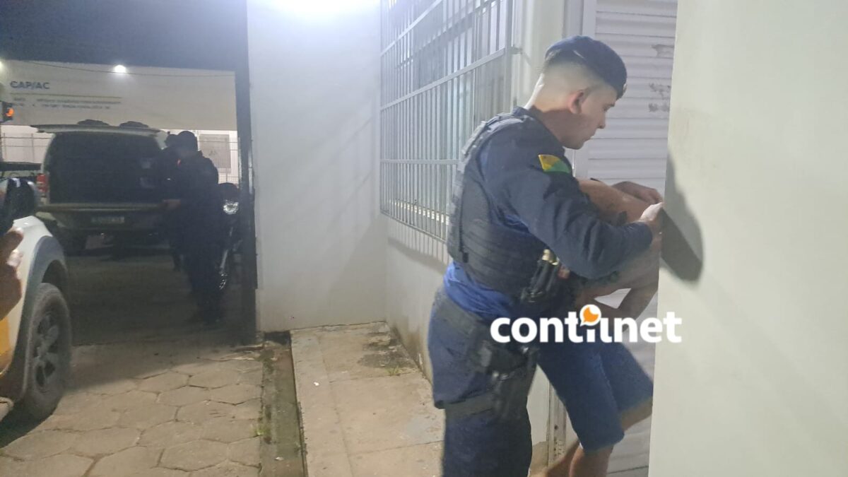 Um homem monitorado por tornozeleira eletrônica foi preso na noite desta segunda-feira (4), suspeito de tráfico de drogas
