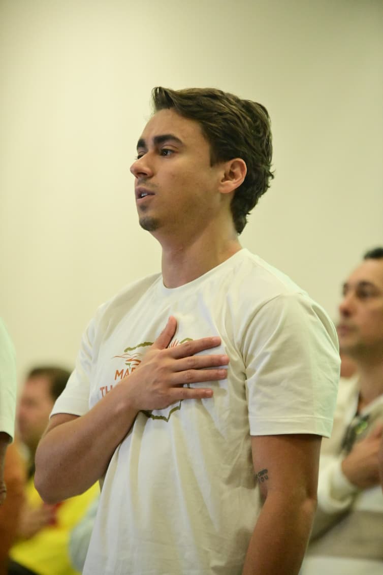 Nikolas e Bittar chegam a evento sob aplausos e apoio de militantes do PL