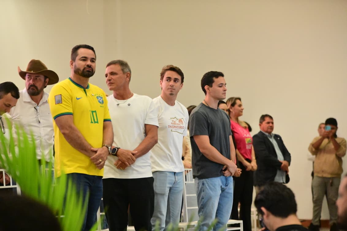 Nikolas e Bittar chegam a evento sob aplausos e apoio de militantes do PL
