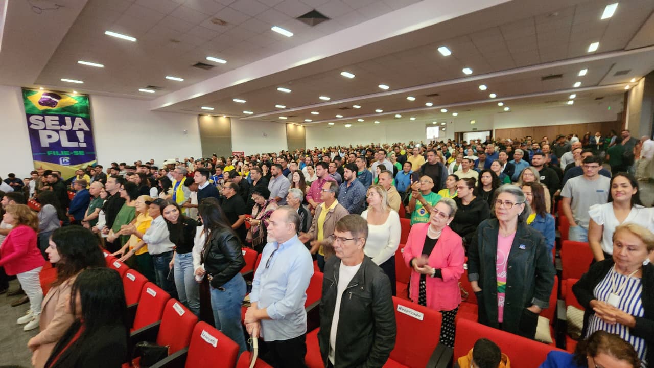 Nikolas e Bittar chegam a evento sob aplausos e apoio de militantes do PL