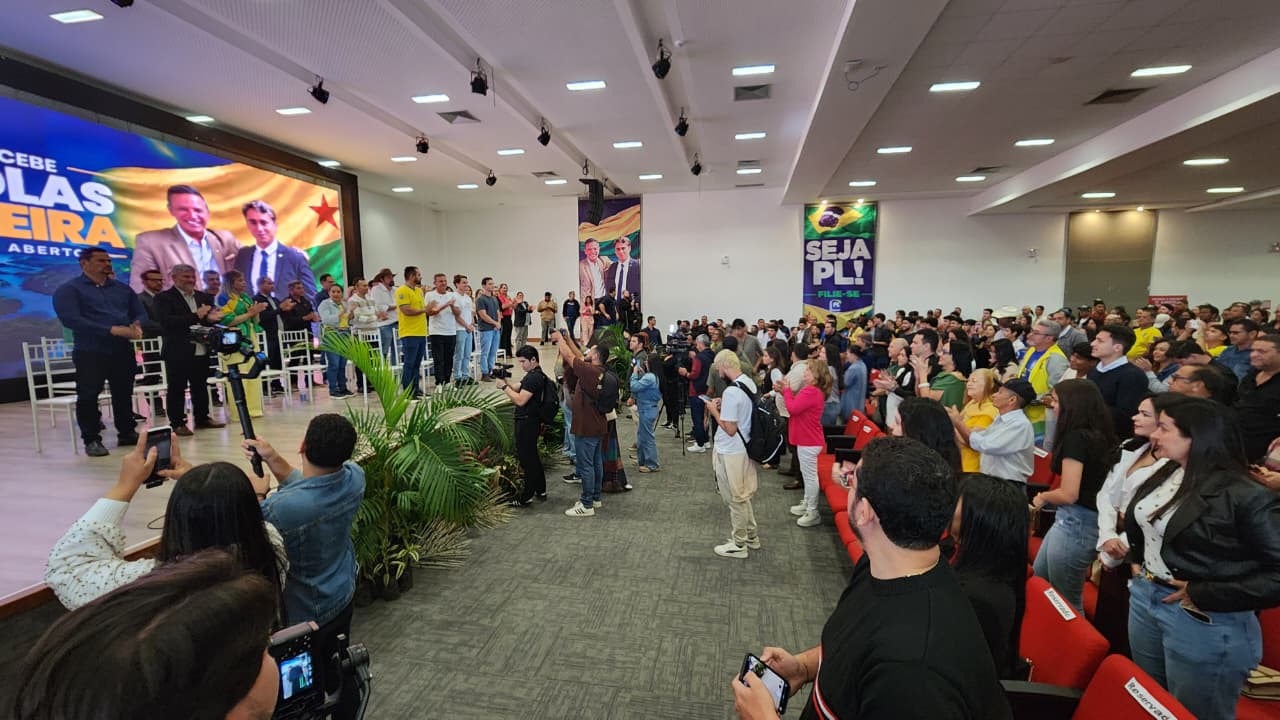 Nikolas e Bittar chegam a evento sob aplausos e apoio de militantes do PL Nikolas e Bittar chegam a evento sob aplausos e apoio de militantes do PL