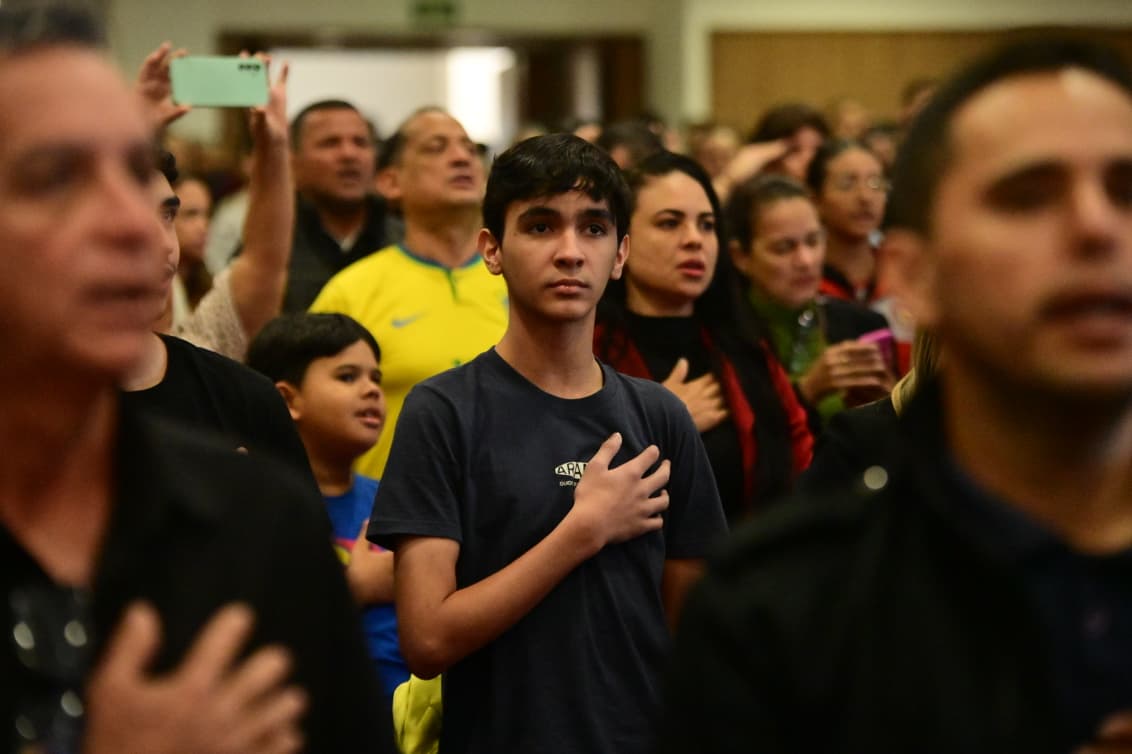 Nikolas e Bittar chegam a evento sob aplausos e apoio de militantes do PL