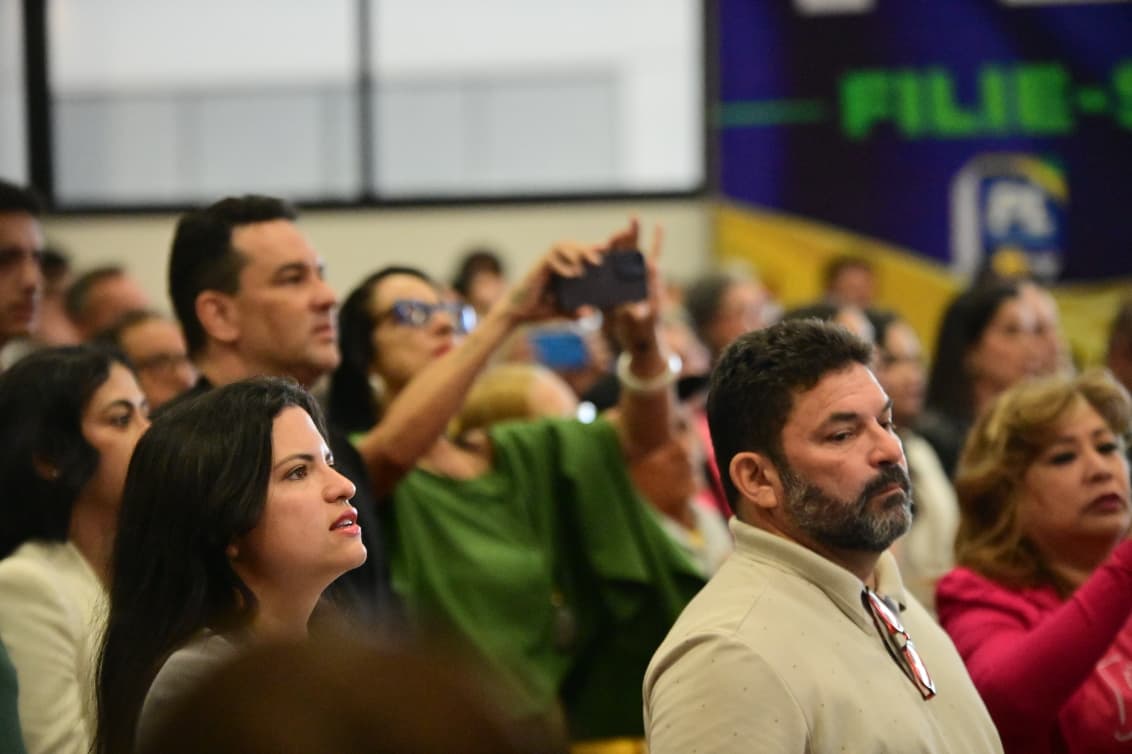 Nikolas e Bittar chegam a evento sob aplausos e apoio de militantes do PL