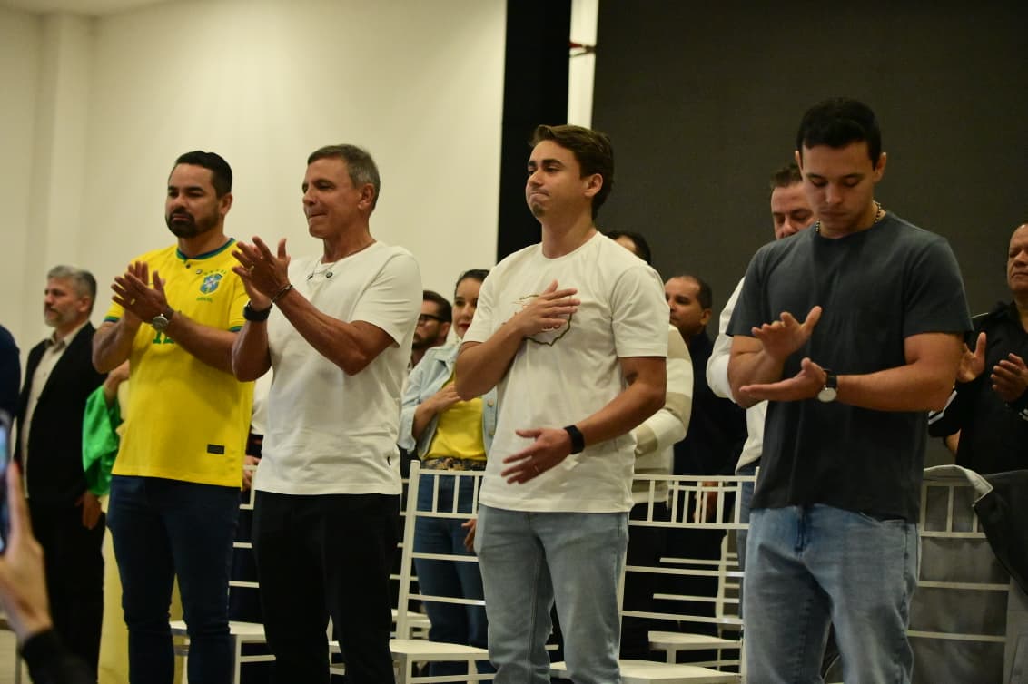 Nikolas e Bittar chegam a evento sob aplausos e apoio de militantes do PL