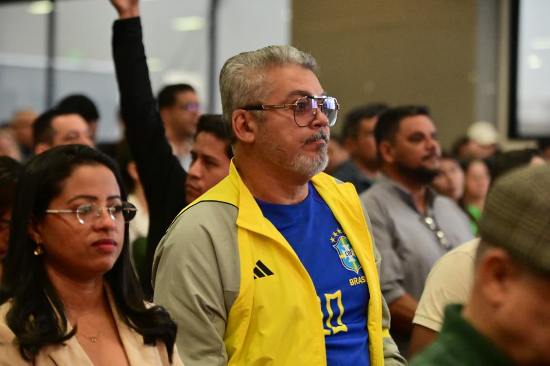 Nikolas e Bittar chegam a evento sob aplausos e apoio de militantes do PL