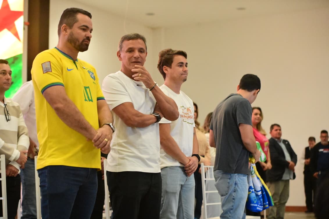 Nikolas e Bittar chegam a evento sob aplausos e apoio de militantes do PL