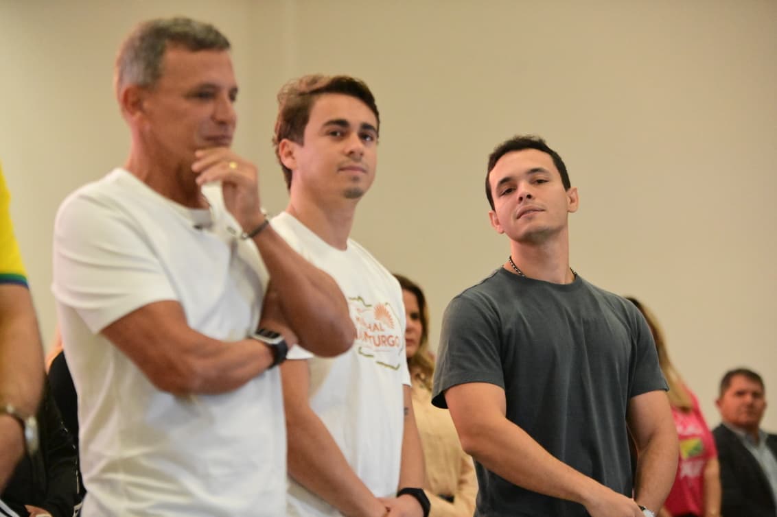 Nikolas e Bittar chegam a evento sob aplausos e apoio de militantes do PL