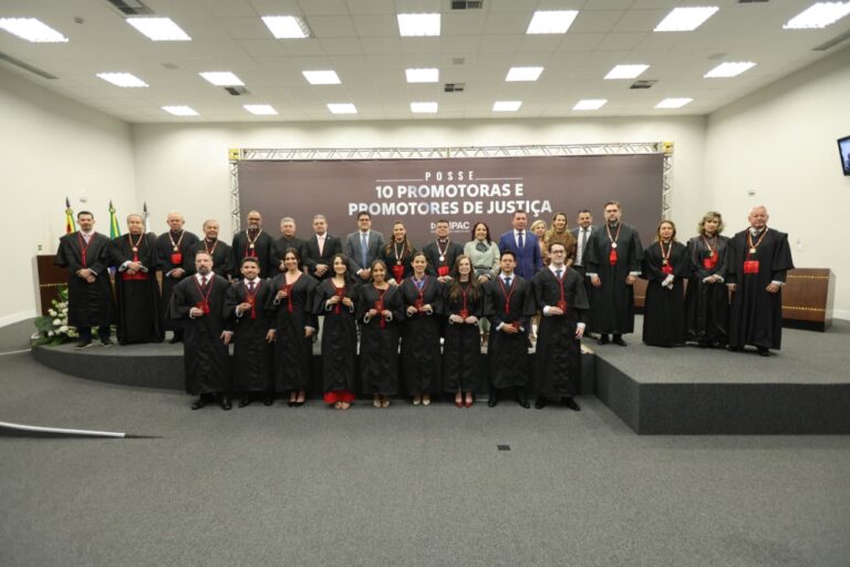Com protagonismo feminino e histórias marcadas por dedicação e superação, nove novos promotores de Justiça tomaram posse no Acre na noite desta quinta-feira (30).