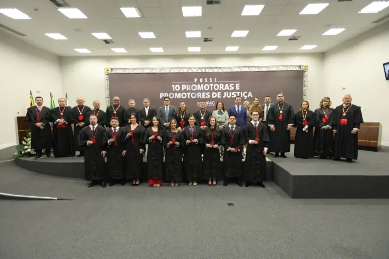Com protagonismo feminino e histórias marcadas por dedicação e superação, nove novos promotores de Justiça tomaram posse no Acre na noite desta quinta-feira (30).