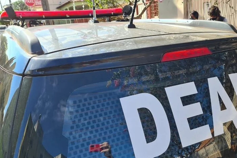 Homem é preso após invadir casa e ameaçar ex-namorada Homem é preso após invadir casa e ameaçar ex-namorada
