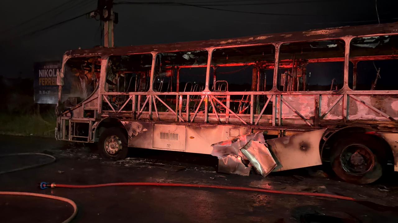 Ă”nibus com seis ocupantes Ă© destruĂdo por incĂŞndio em Rio Branco