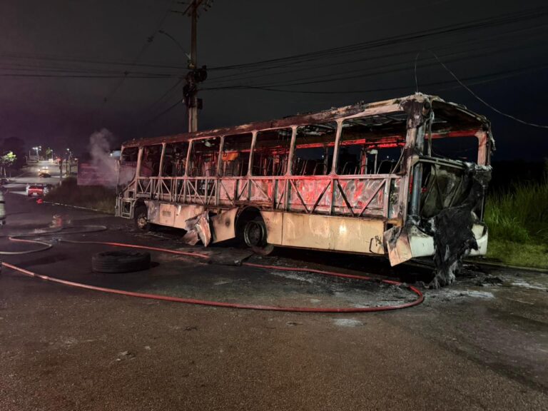 Ônibus com seis ocupantes é destruído por incêndio em Rio Branco