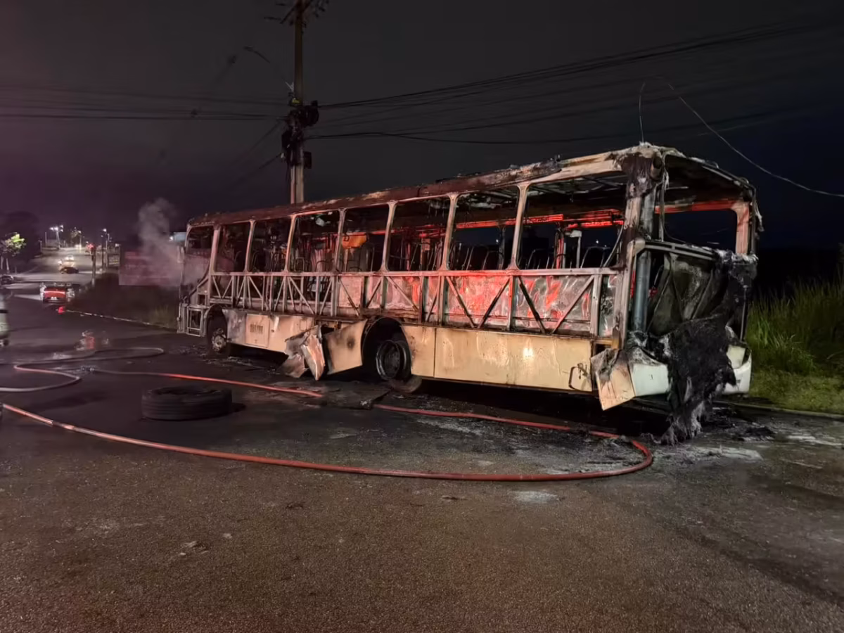 Prefeitura emite nota apĂłs incĂȘndio destruir ĂŽnibus no Calafate Prefeitura emite nota apĂłs incĂȘndio destruir ĂŽnibus no Calafate
