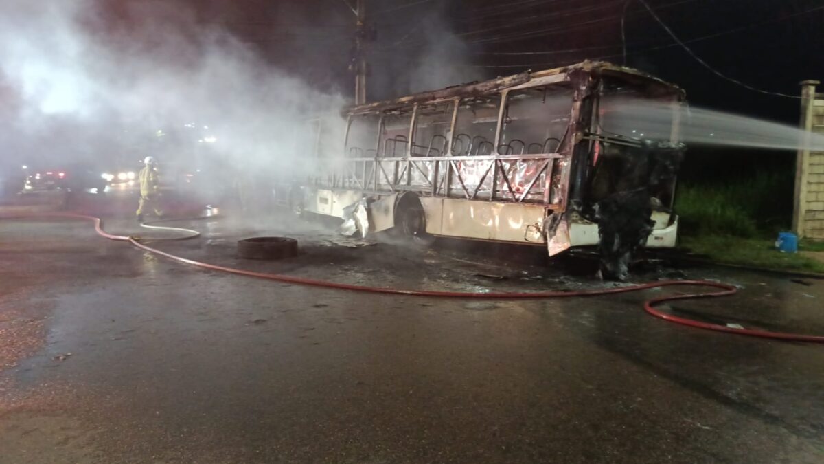 Ônibus pega fogo e é destruído na Estrada do Calafate, em Rio Branco