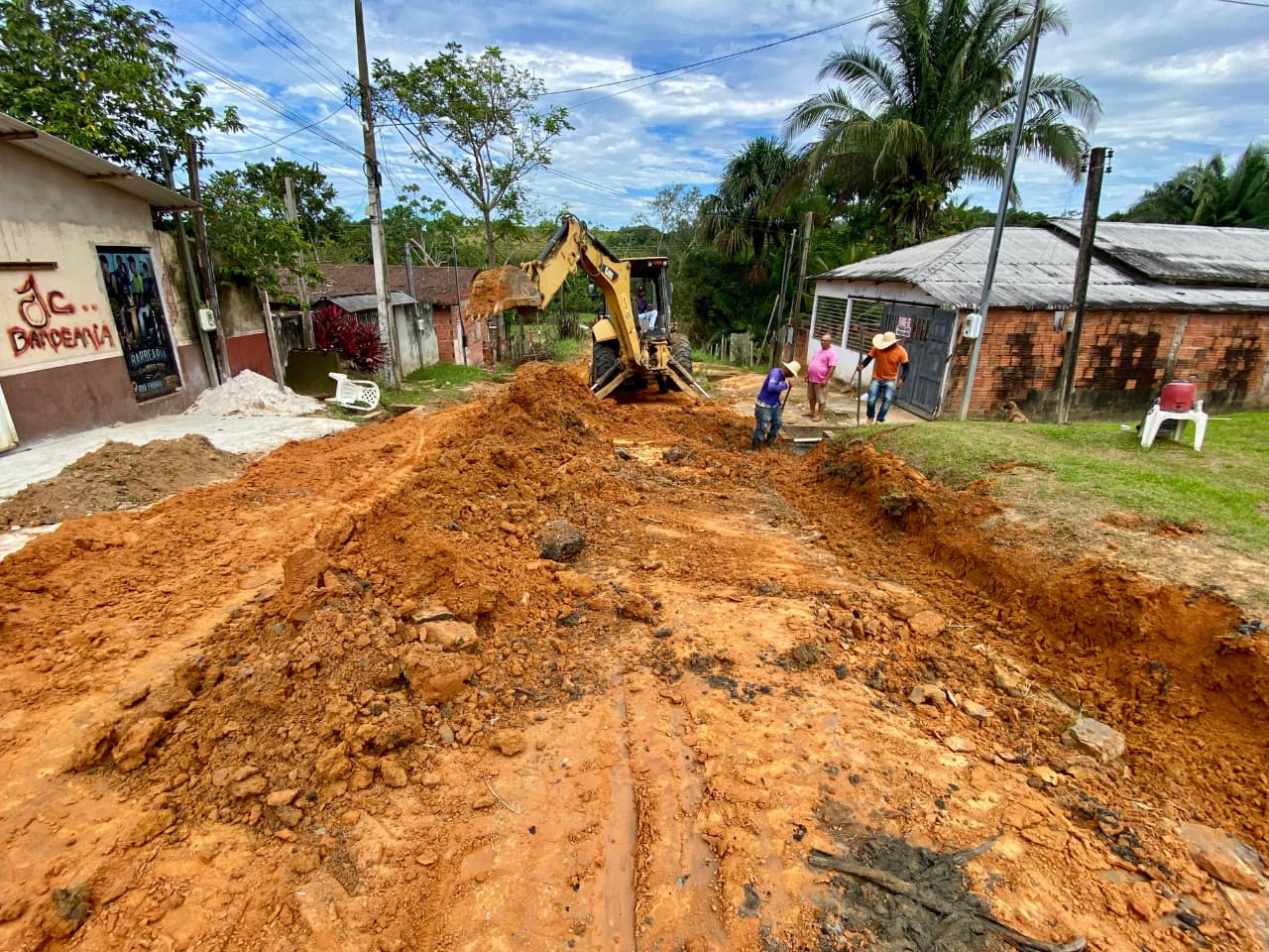 Prefeitura intensifica tapa-buracos e leva obras a bairros e ramais