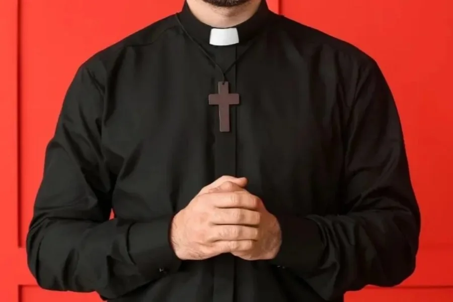 Padre é condenado por violência sexual contra coroinha Padre é condenado por violência sexual contra coroinha