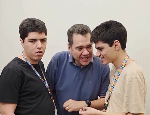 Pai de 2 filhos autistas ironiza fala sobre “benefícios” e vídeo viraliza