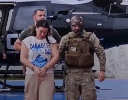 Patroa presa por tortura de grávida chega algemada a presídio