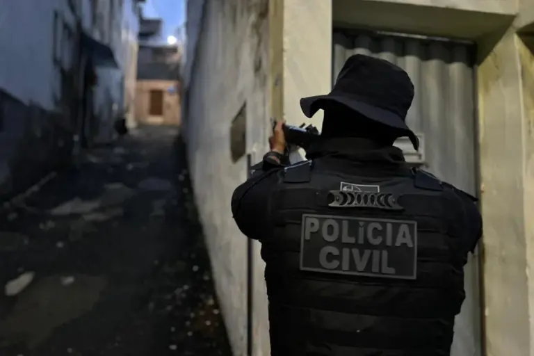 A Polícia Civil da Bahia prendeu em flagrante, na manhã desta sexta-feira (8/5), um homem de 72 anos suspeito de comandar um ponto de venda de drogas no bairro do Comércio, em Salvador. A ação ocorreu em uma área de grande circulação turística, nas proximidades do icônico Mercado Modelo.