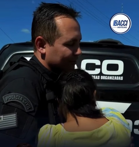 MĂŁe se desespera durante prisĂŁo de filho e Ă© acalmada por policial