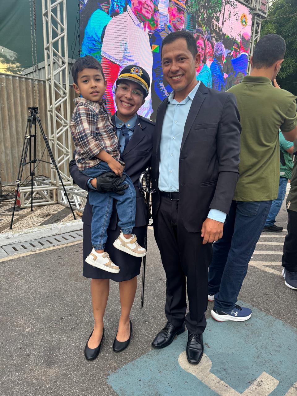 Durante cerca de dez meses, conseguiu viver com o esposo e o filho na capital.