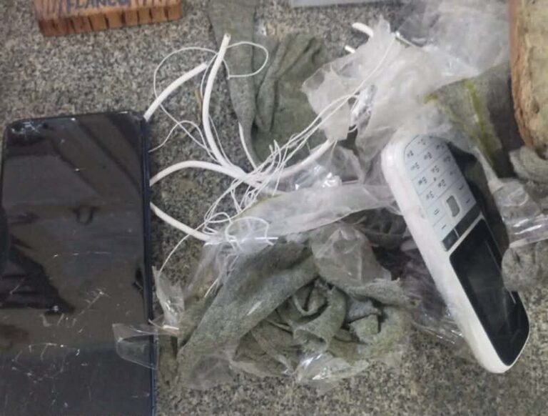 Policiais penais interceptam celulares arremessados para dentro de presídio