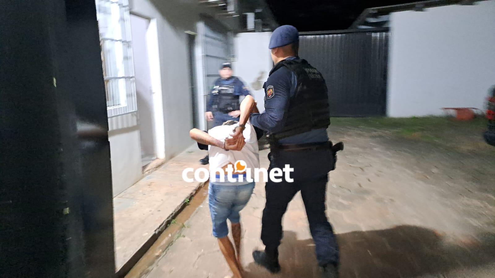 Suspeito é preso após polícia desarticular ponto de venda de drogas em Rio Branco