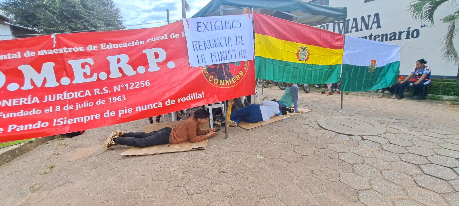 Em protesto professores bolivianos bloqueiam pontes na fronteira com o Acre